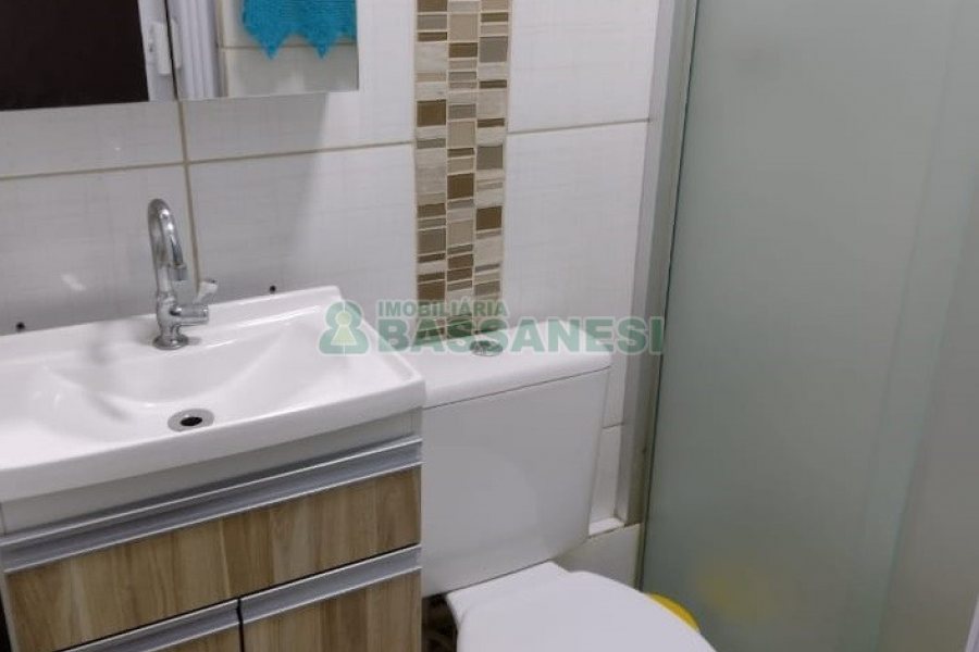 Sobrado com 84m², 2 dormitórios, 1 vaga, no bairro Charqueadas em Caxias do Sul para Comprar