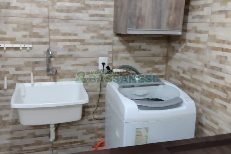 Sobrado com 84m², 2 dormitórios, 1 vaga, no bairro Charqueadas em Caxias do Sul para Comprar