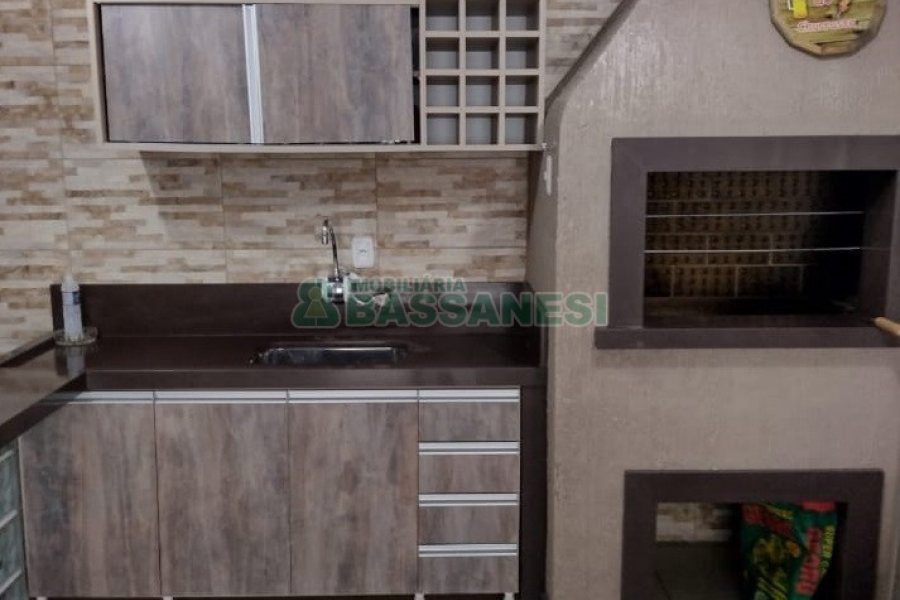 Sobrado com 84m², 2 dormitórios, 1 vaga, no bairro Charqueadas em Caxias do Sul para Comprar