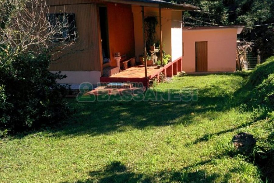 Chácara com 150m², 2 dormitórios, 1 vaga, no bairro Vila Seca em Caxias do Sul para Comprar