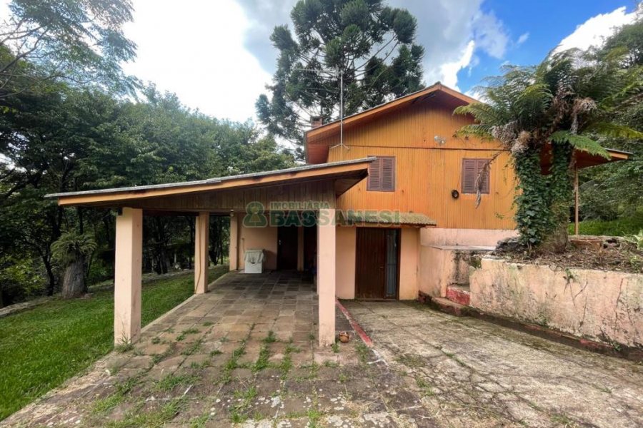Chácara com 150m², 2 dormitórios, 1 vaga, no bairro Vila Seca em Caxias do Sul para Comprar