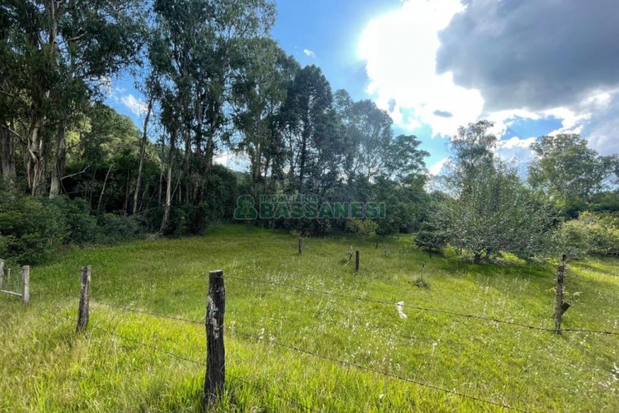 Chácara com 150m², 2 dormitórios, 1 vaga, no bairro Vila Seca em Caxias do Sul para Comprar