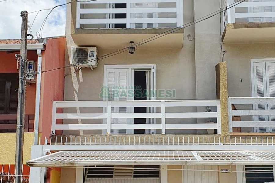 Sobrado com 94m², 2 dormitórios, 2 vagas, no bairro Santa Lúcia em Caxias do Sul para Comprar