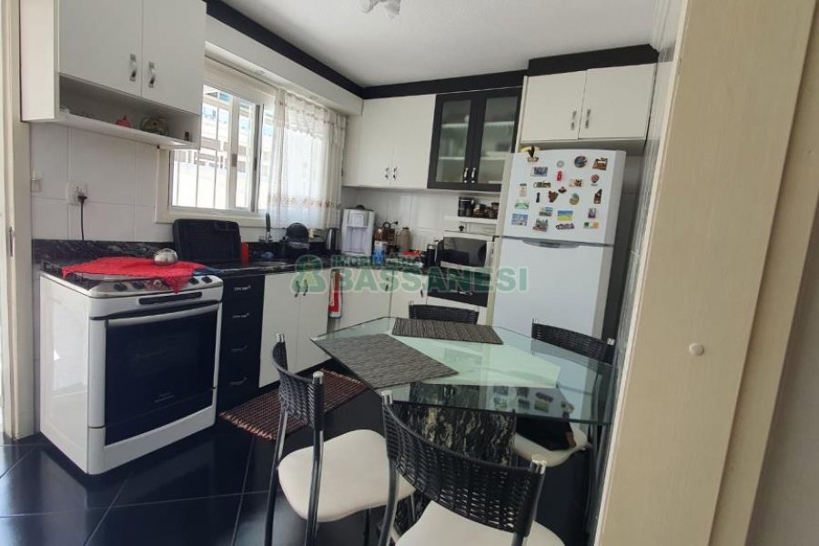 Sobrado com 94m², 2 dormitórios, 2 vagas, no bairro Santa Lúcia em Caxias do Sul para Comprar