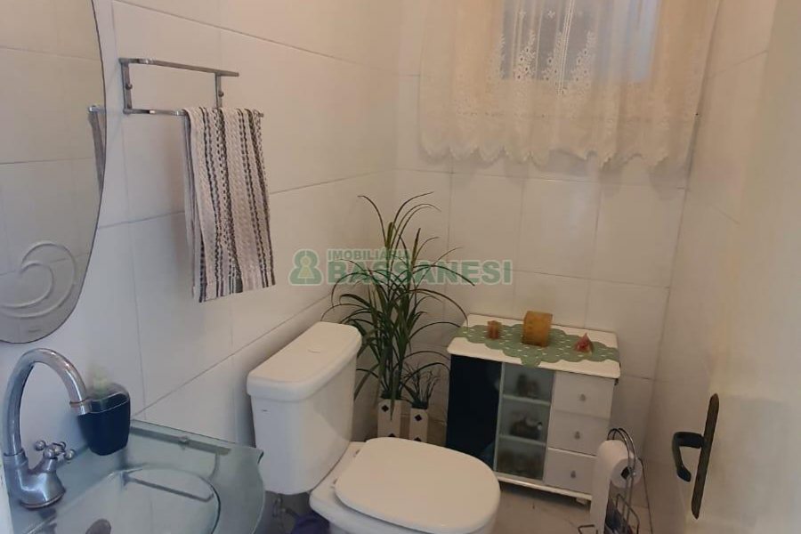 Sobrado com 94m², 2 dormitórios, 2 vagas, no bairro Santa Lúcia em Caxias do Sul para Comprar