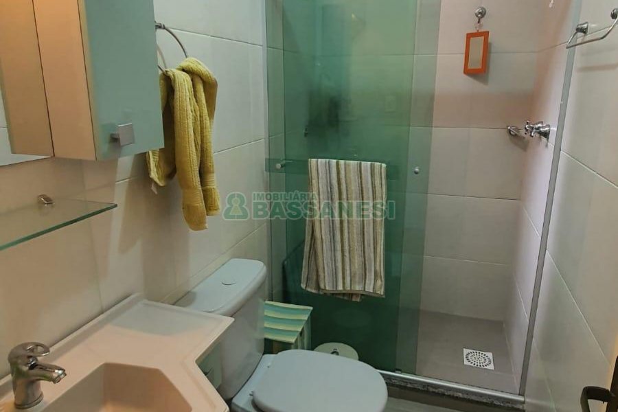 Sobrado com 94m², 2 dormitórios, 2 vagas, no bairro Santa Lúcia em Caxias do Sul para Comprar