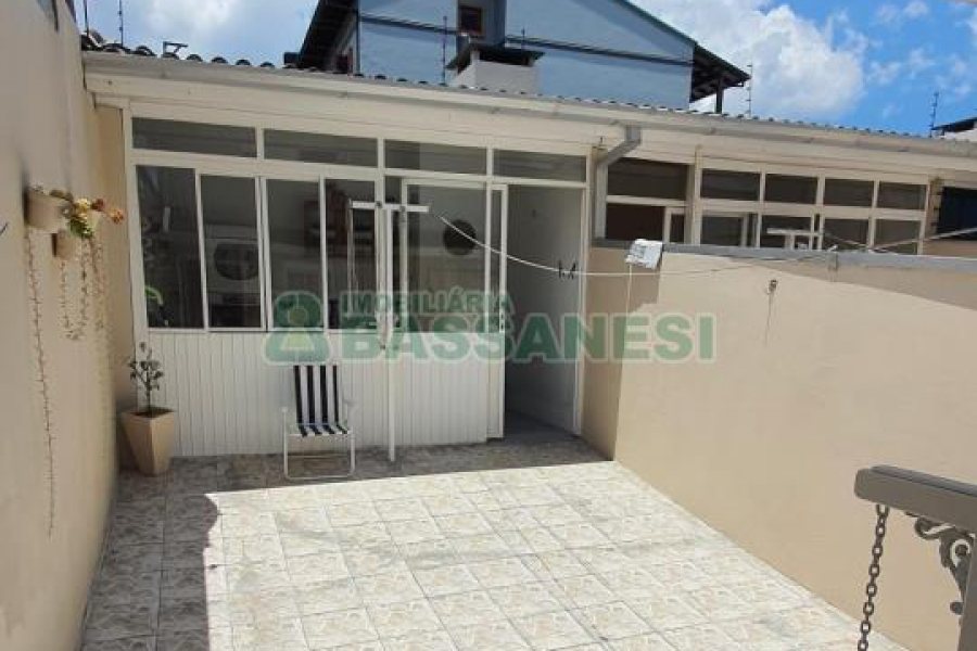 Sobrado com 94m², 2 dormitórios, 2 vagas, no bairro Santa Lúcia em Caxias do Sul para Comprar