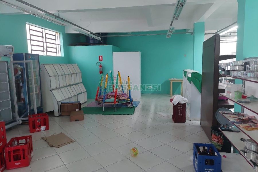 Loja com 211m², no bairro Kayser em Caxias do Sul para Alugar