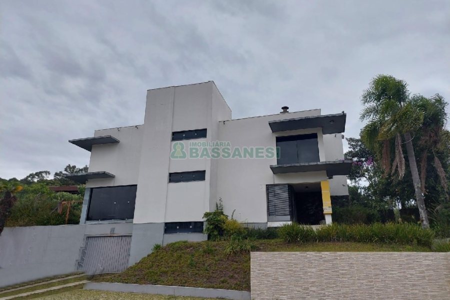 Predio com 580m², 4 vagas, no bairro Planalto em Caxias do Sul para Alugar ou Comprar