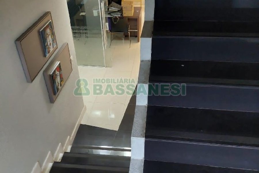 Predio com 580m², 4 vagas, no bairro Planalto em Caxias do Sul para Alugar ou Comprar