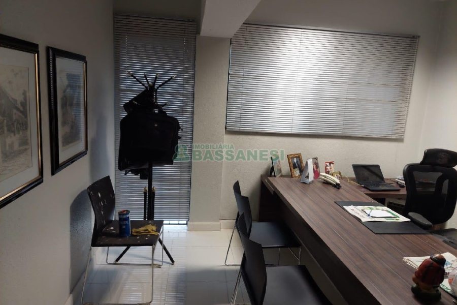 Predio com 580m², 4 vagas, no bairro Planalto em Caxias do Sul para Alugar ou Comprar