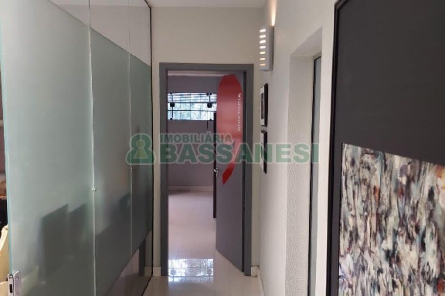 Predio com 580m², 4 vagas, no bairro Planalto em Caxias do Sul para Alugar ou Comprar