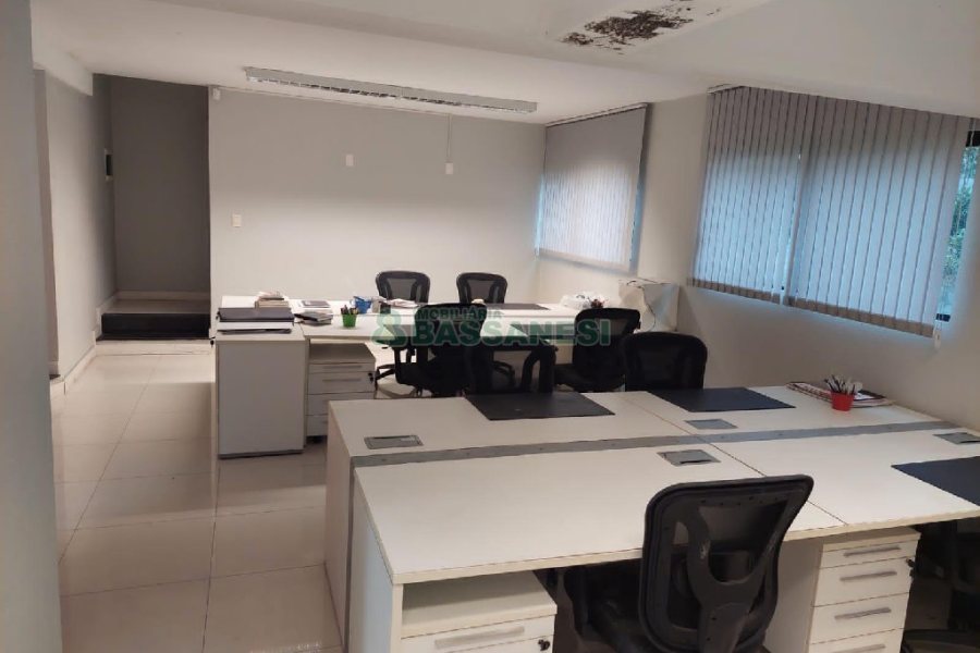 Predio com 580m², 4 vagas, no bairro Planalto em Caxias do Sul para Alugar ou Comprar