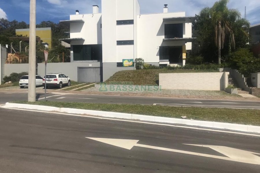 Predio com 580m², 4 vagas, no bairro Planalto em Caxias do Sul para Alugar ou Comprar
