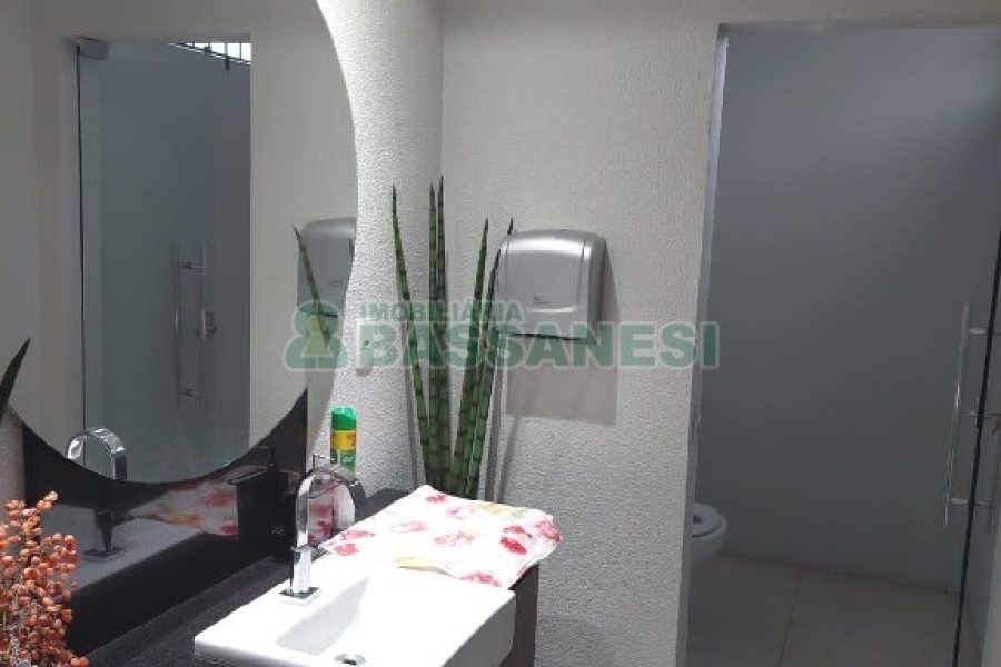 Predio com 580m², 4 vagas, no bairro Planalto em Caxias do Sul para Alugar ou Comprar