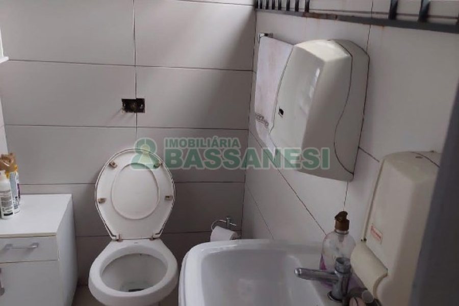 Predio com 580m², 4 vagas, no bairro Planalto em Caxias do Sul para Alugar ou Comprar