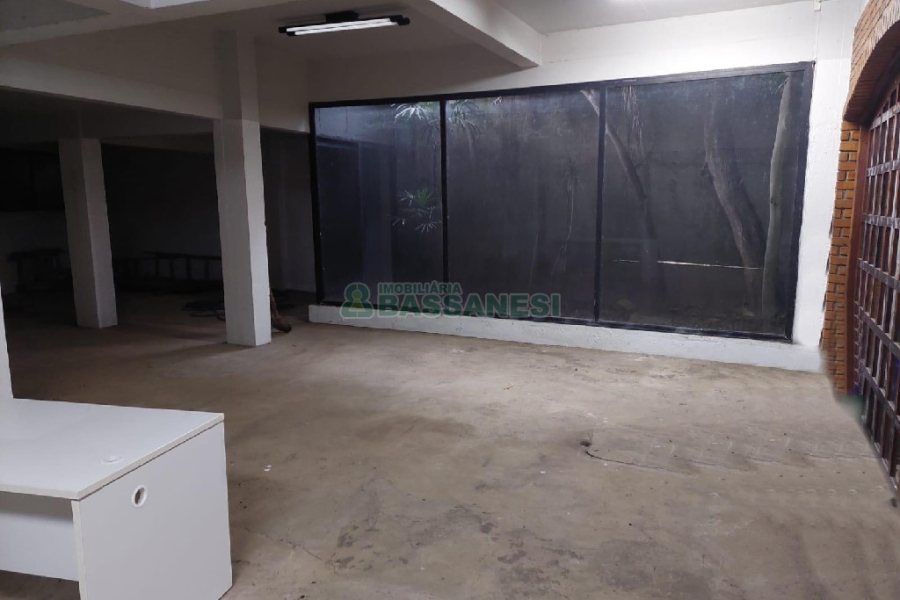 Predio com 580m², 4 vagas, no bairro Planalto em Caxias do Sul para Alugar ou Comprar