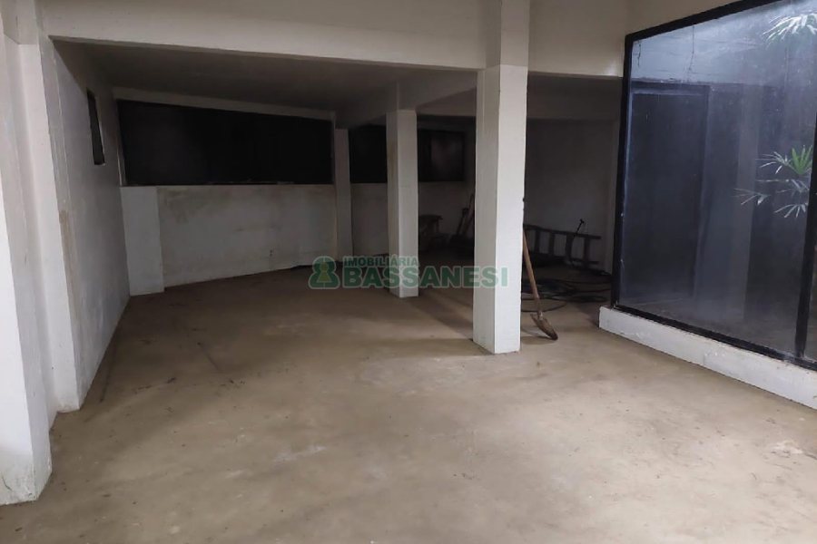 Predio com 580m², 4 vagas, no bairro Planalto em Caxias do Sul para Alugar ou Comprar