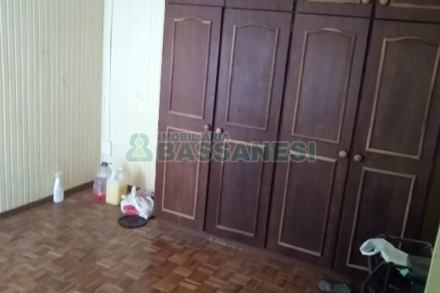 Chácara com 230m², 5 dormitórios, 2 vagas, no bairro Galópolis em Caxias do Sul para Comprar