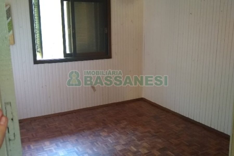 Chácara com 230m², 5 dormitórios, 2 vagas, no bairro Galópolis em Caxias do Sul para Comprar
