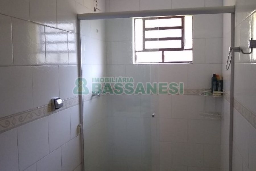 Chácara com 230m², 5 dormitórios, 2 vagas, no bairro Galópolis em Caxias do Sul para Comprar