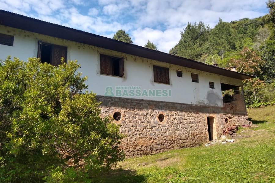 Chácara com 230m², 5 dormitórios, 2 vagas, no bairro Galópolis em Caxias do Sul para Comprar