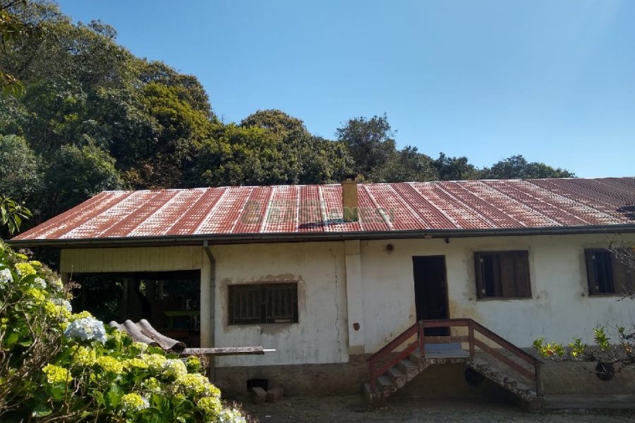 Chácara com 230m², 5 dormitórios, 2 vagas, no bairro Galópolis em Caxias do Sul para Comprar