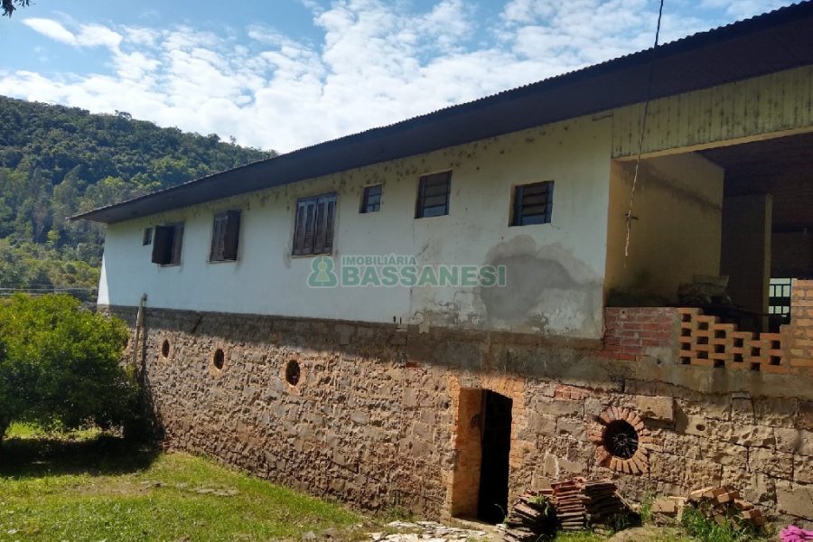 Chácara com 230m², 5 dormitórios, 2 vagas, no bairro Galópolis em Caxias do Sul para Comprar