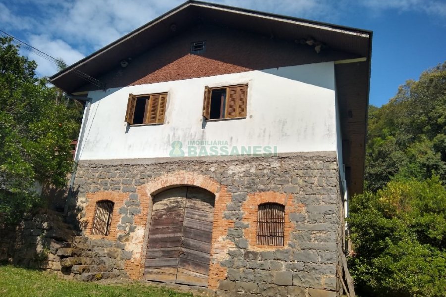 Chácara com 230m², 5 dormitórios, 2 vagas, no bairro Galópolis em Caxias do Sul para Comprar