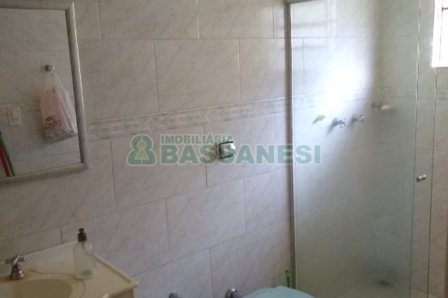 Chácara com 230m², 5 dormitórios, 2 vagas, no bairro Galópolis em Caxias do Sul para Comprar