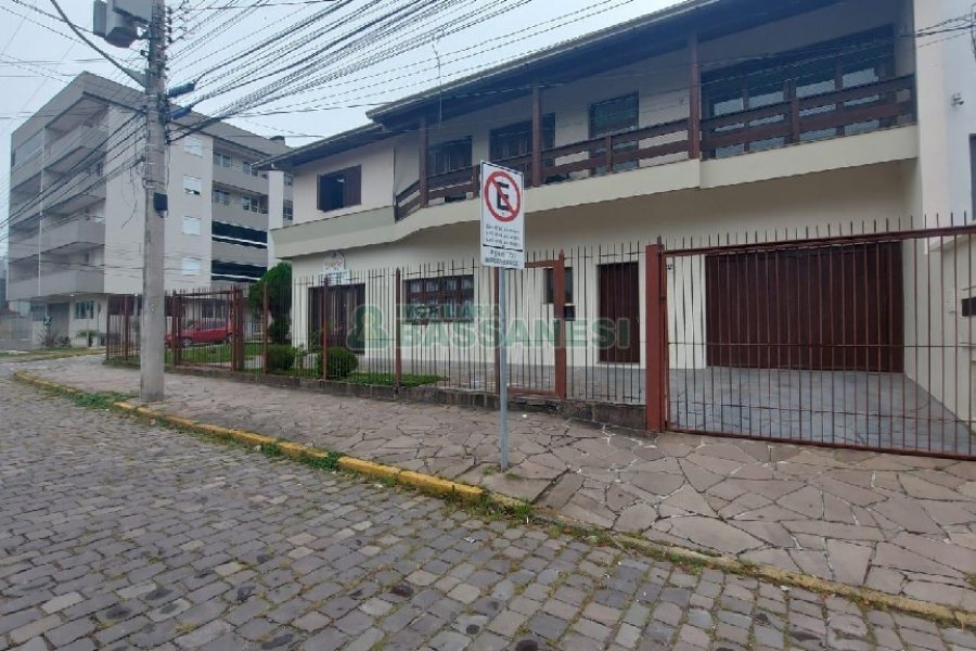 Casa com 150m², 3 dormitórios, 2 vagas, no bairro Cruzeiro em Caxias do Sul para Alugar
