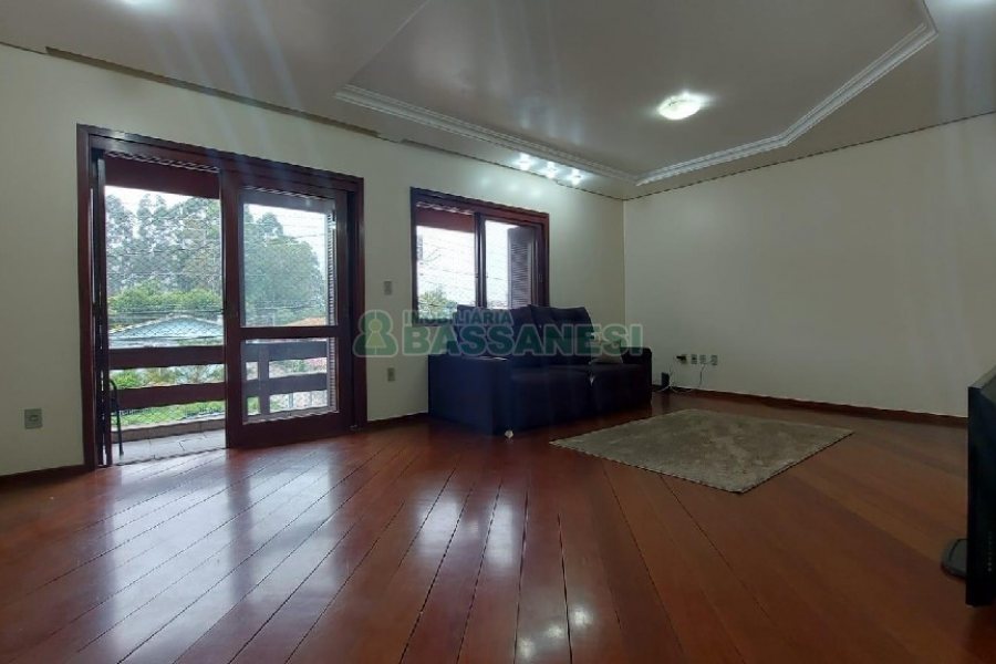 Casa com 150m², 3 dormitórios, 2 vagas, no bairro Cruzeiro em Caxias do Sul para Alugar