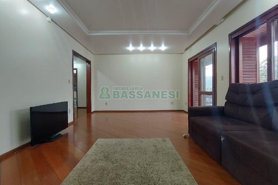 Casa com 150m², 3 dormitórios, 2 vagas, no bairro Cruzeiro em Caxias do Sul para Alugar