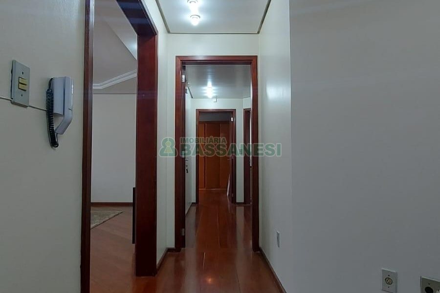 Casa com 150m², 3 dormitórios, 2 vagas, no bairro Cruzeiro em Caxias do Sul para Alugar