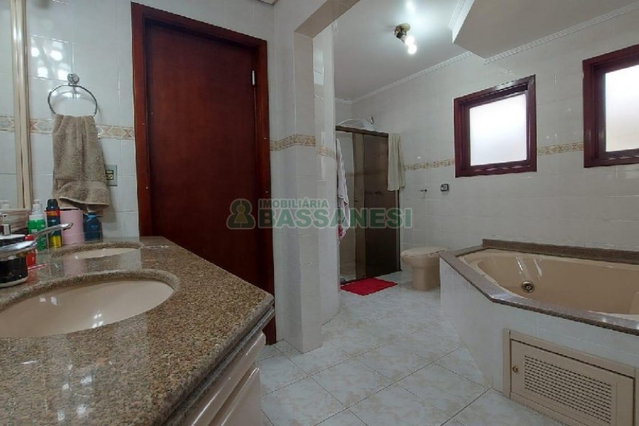 Casa com 150m², 3 dormitórios, 2 vagas, no bairro Cruzeiro em Caxias do Sul para Alugar
