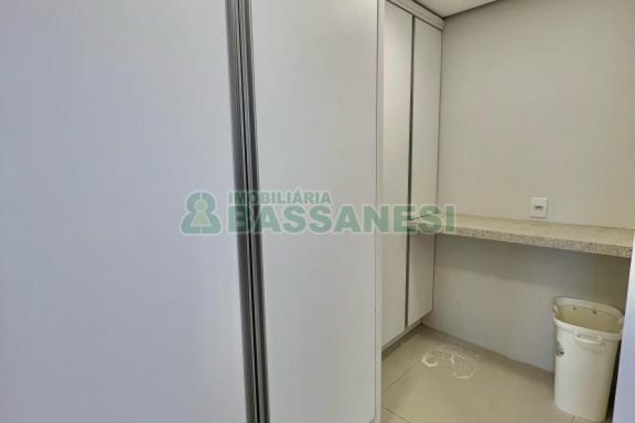 Apto Mobiliado com 113m², 2 dormitórios, 2 vagas, no bairro Vila Horn em Caxias do Sul para Alugar