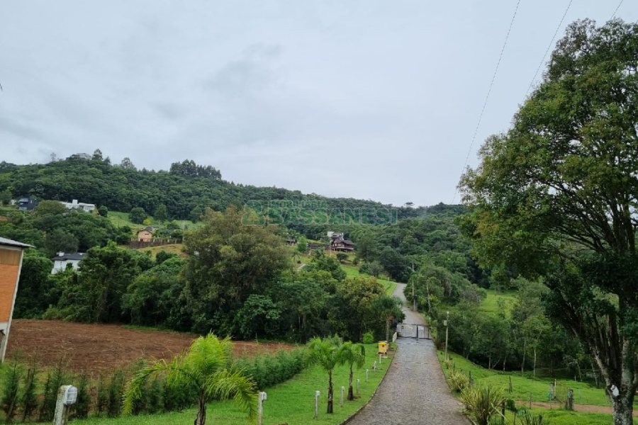 Chácara com 324m², 3 dormitórios, 6 vagas, no bairro Nossa Senhora da Saúde em Caxias do Sul para Comprar