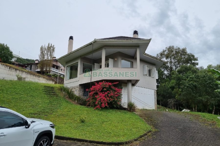 Chácara com 324m², 3 dormitórios, 6 vagas, no bairro Nossa Senhora da Saúde em Caxias do Sul para Comprar