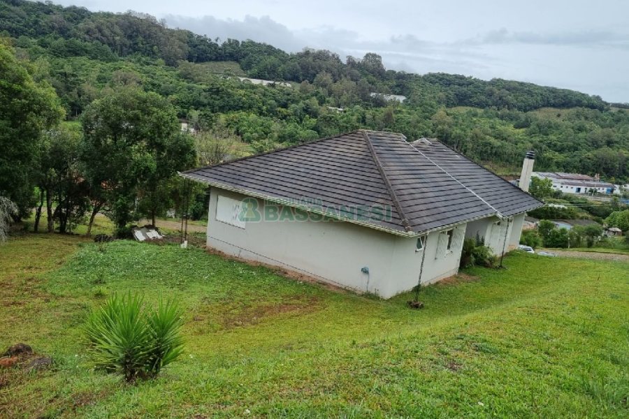 Chácara com 324m², 3 dormitórios, 6 vagas, no bairro Nossa Senhora da Saúde em Caxias do Sul para Comprar
