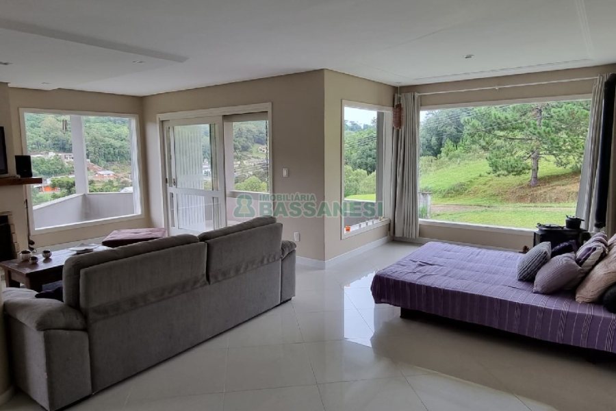 Chácara com 324m², 3 dormitórios, 6 vagas, no bairro Nossa Senhora da Saúde em Caxias do Sul para Comprar