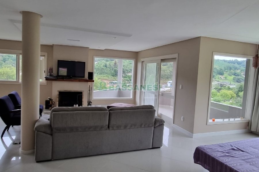 Chácara com 324m², 3 dormitórios, 6 vagas, no bairro Nossa Senhora da Saúde em Caxias do Sul para Comprar