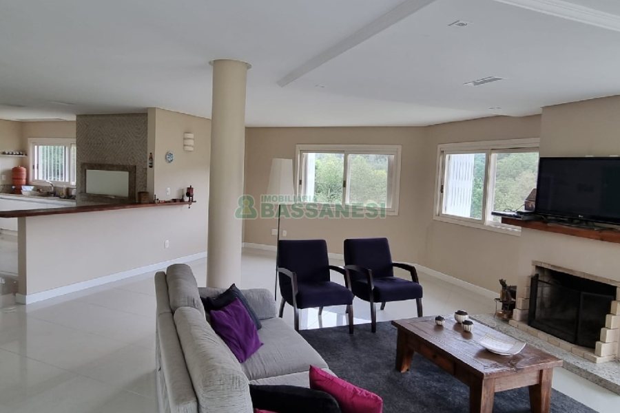 Chácara com 324m², 3 dormitórios, 6 vagas, no bairro Nossa Senhora da Saúde em Caxias do Sul para Comprar