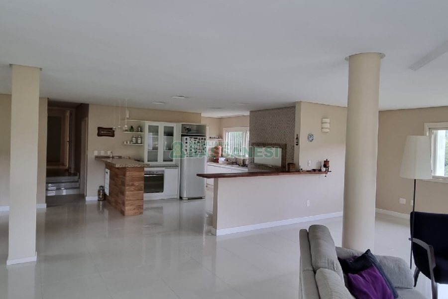 Chácara com 324m², 3 dormitórios, 6 vagas, no bairro Nossa Senhora da Saúde em Caxias do Sul para Comprar