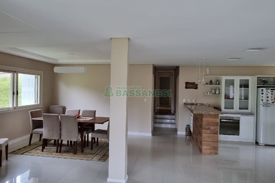 Chácara com 324m², 3 dormitórios, 6 vagas, no bairro Nossa Senhora da Saúde em Caxias do Sul para Comprar