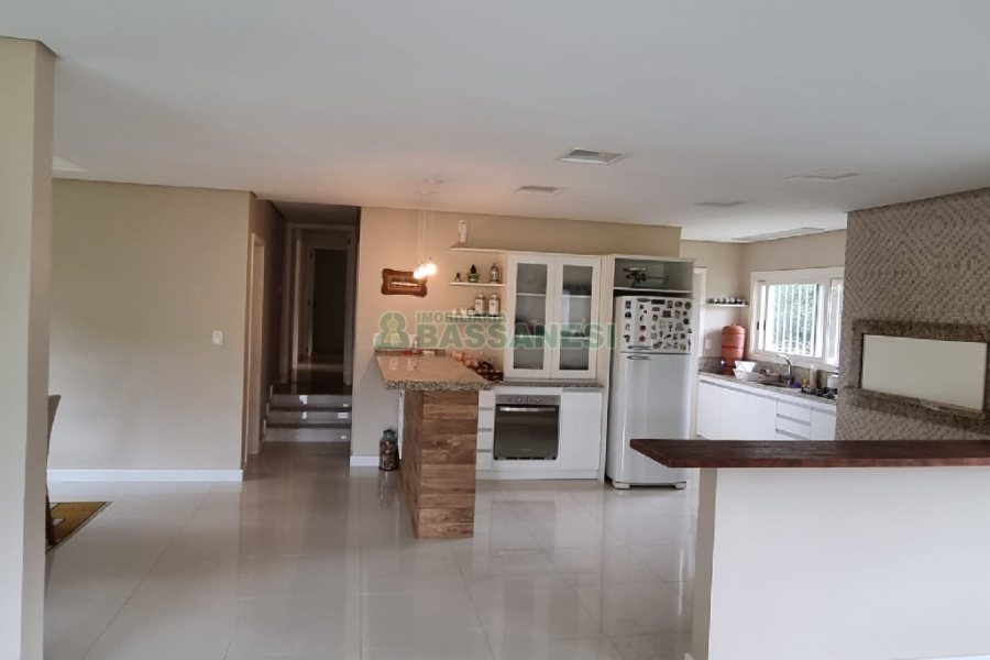 Chácara com 324m², 3 dormitórios, 6 vagas, no bairro Nossa Senhora da Saúde em Caxias do Sul para Comprar