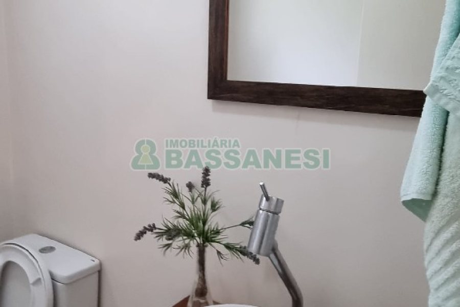 Chácara com 324m², 3 dormitórios, 6 vagas, no bairro Nossa Senhora da Saúde em Caxias do Sul para Comprar