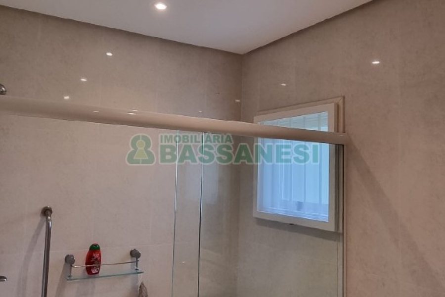 Chácara com 324m², 3 dormitórios, 6 vagas, no bairro Nossa Senhora da Saúde em Caxias do Sul para Comprar