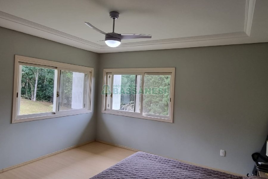 Chácara com 324m², 3 dormitórios, 6 vagas, no bairro Nossa Senhora da Saúde em Caxias do Sul para Comprar