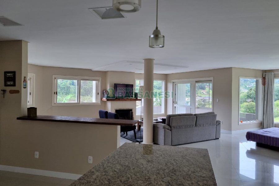 Chácara com 324m², 3 dormitórios, 6 vagas, no bairro Nossa Senhora da Saúde em Caxias do Sul para Comprar