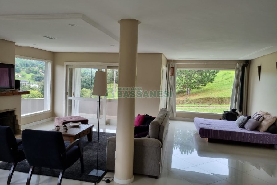 Chácara com 324m², 3 dormitórios, 6 vagas, no bairro Nossa Senhora da Saúde em Caxias do Sul para Comprar